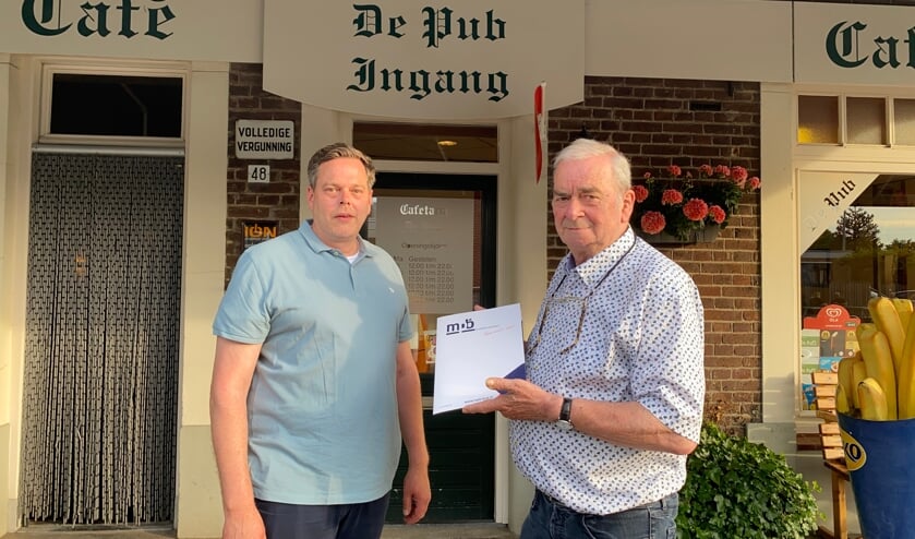 <p>De overdracht werd afgelopen week beklonken. Bram Polkamp (l) gaat op Sint Janstraat 48 verder met Buurman. Rechts Paul Smits.</p>
