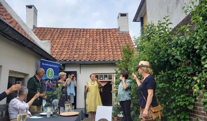 <p>Wethouder Van der Pas proost op de opening van de TIP's.</p>