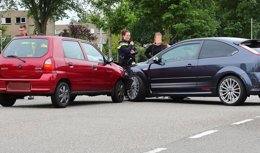 Auto's lopen veel schade op bij ongeval op Euterpelaan. (Foto: Charles Mallo, Foto Mallo)