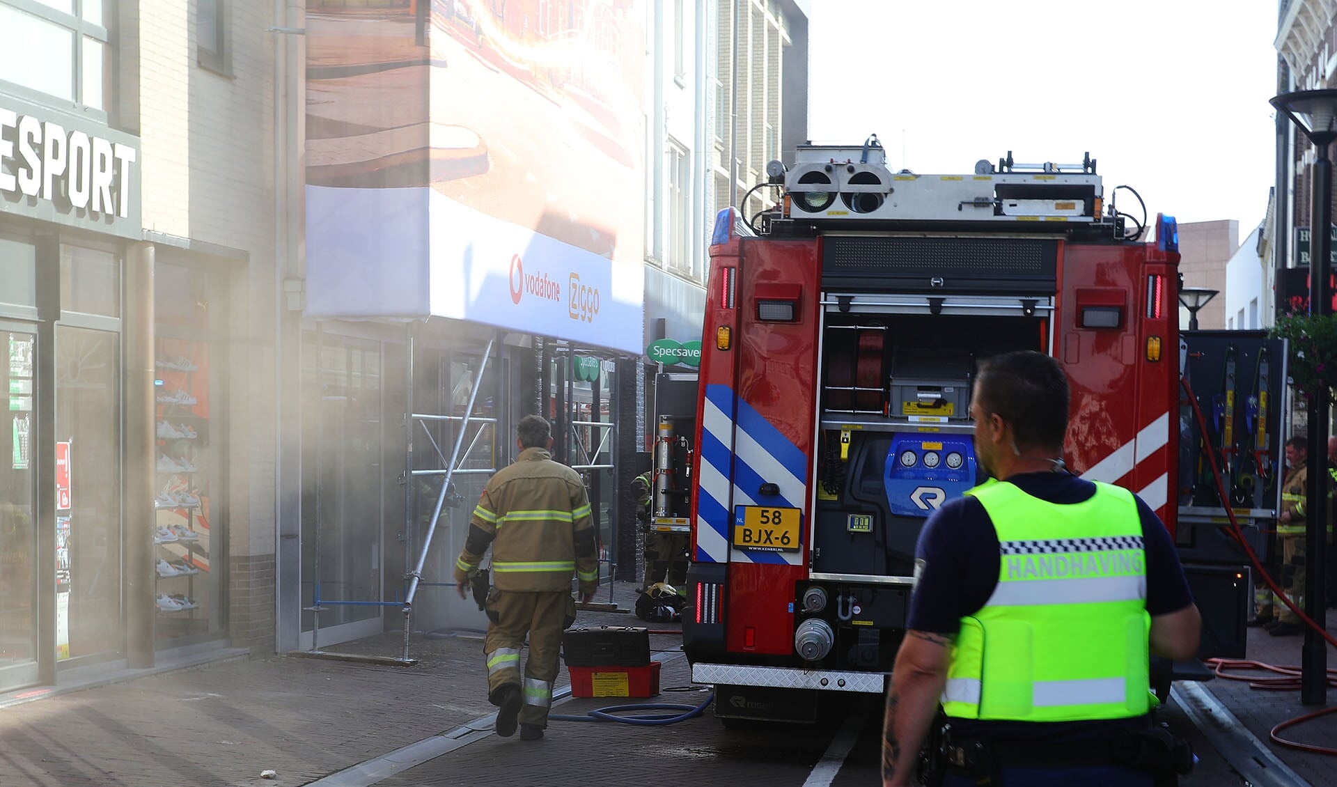 De brandweer in de Heuvelstraat. (Charles Mallo, Foto Mallo)
