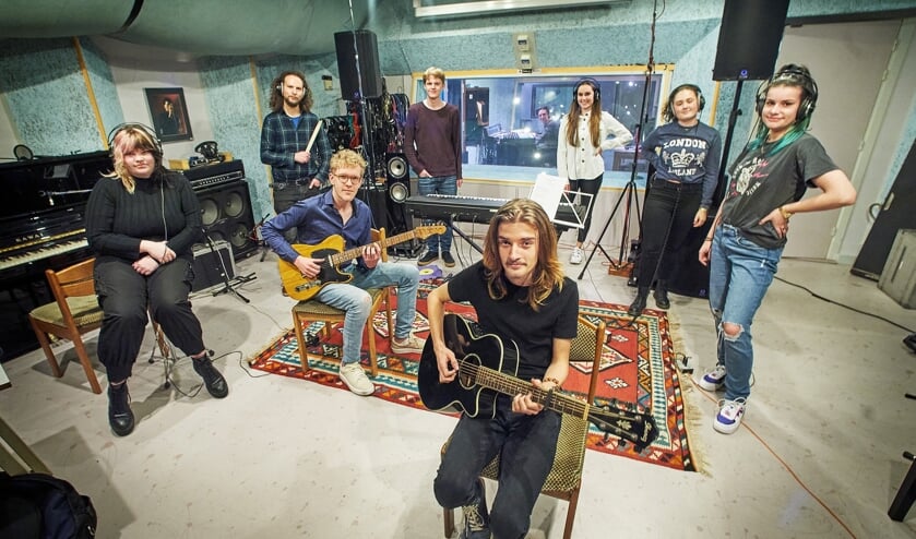 Remco Kuijs samen met zijn band.