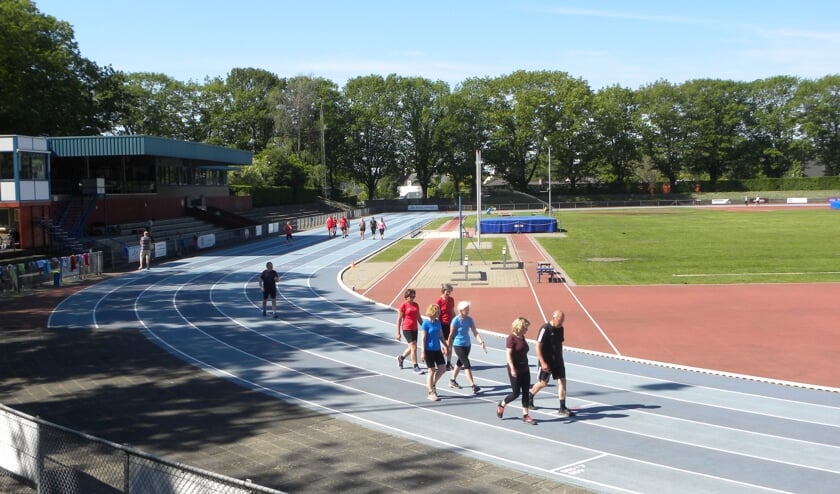 <p>Onder begeleiding van trainers maken deelnemers kennis met de beginselen van hardlopen.</p>