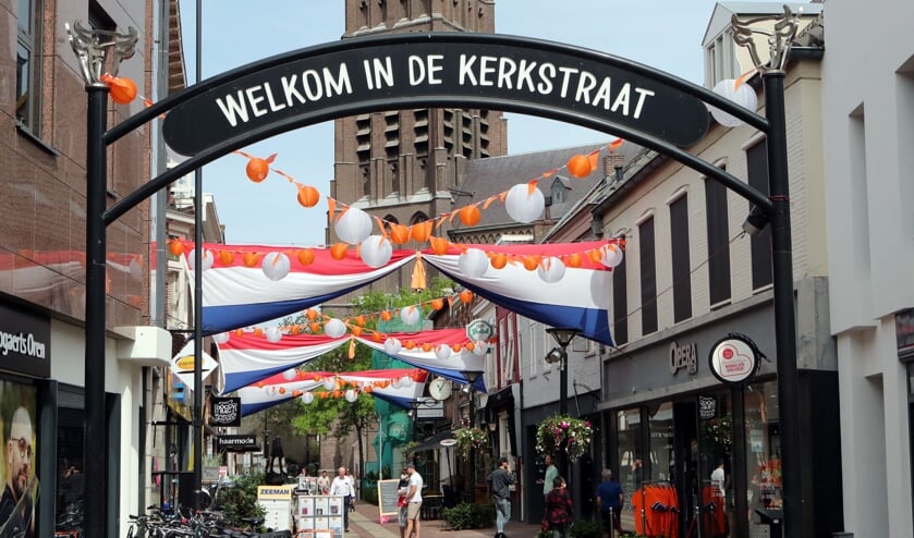 <p>De versierde Kerkstraat. (Foto: Hans van der Poel)</p>