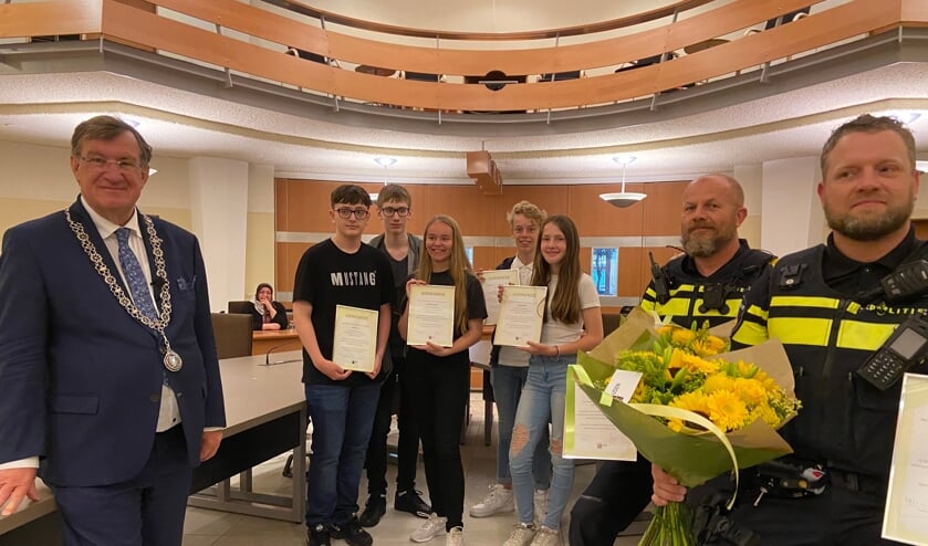 <p>V.l.n.r: Burgemeester Hellegers, Mikail, Ivar, Kyra, Robbe, Kaylee, Peter en Michel.</p>