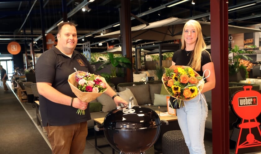 <p>Annelein van Gessel krijgt de tweede prijs uit handen van Jeroen de Lang van De Smid Lifestyle.</p>