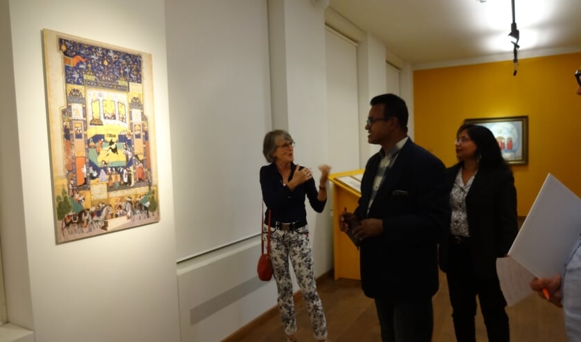 <p>Ranjan Palit en Meenakshi Dey, links begeleidster Han de Kok (foto: Ankh van Burk)</p>