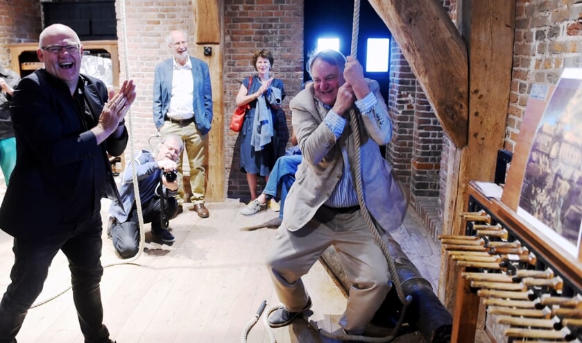 <p>Wethouder Huib van Olden trekt aan de bel. Tot groot plezier van beiaardier Joost van Balkom. (Foto: Henk van Esch)</p>