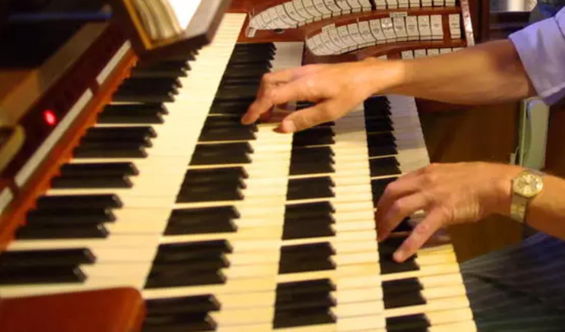 We zoeken een organist/pianist die als eerste zich thuis voelt tussen senioren en die gewend is om kerkmuziek te spelen.