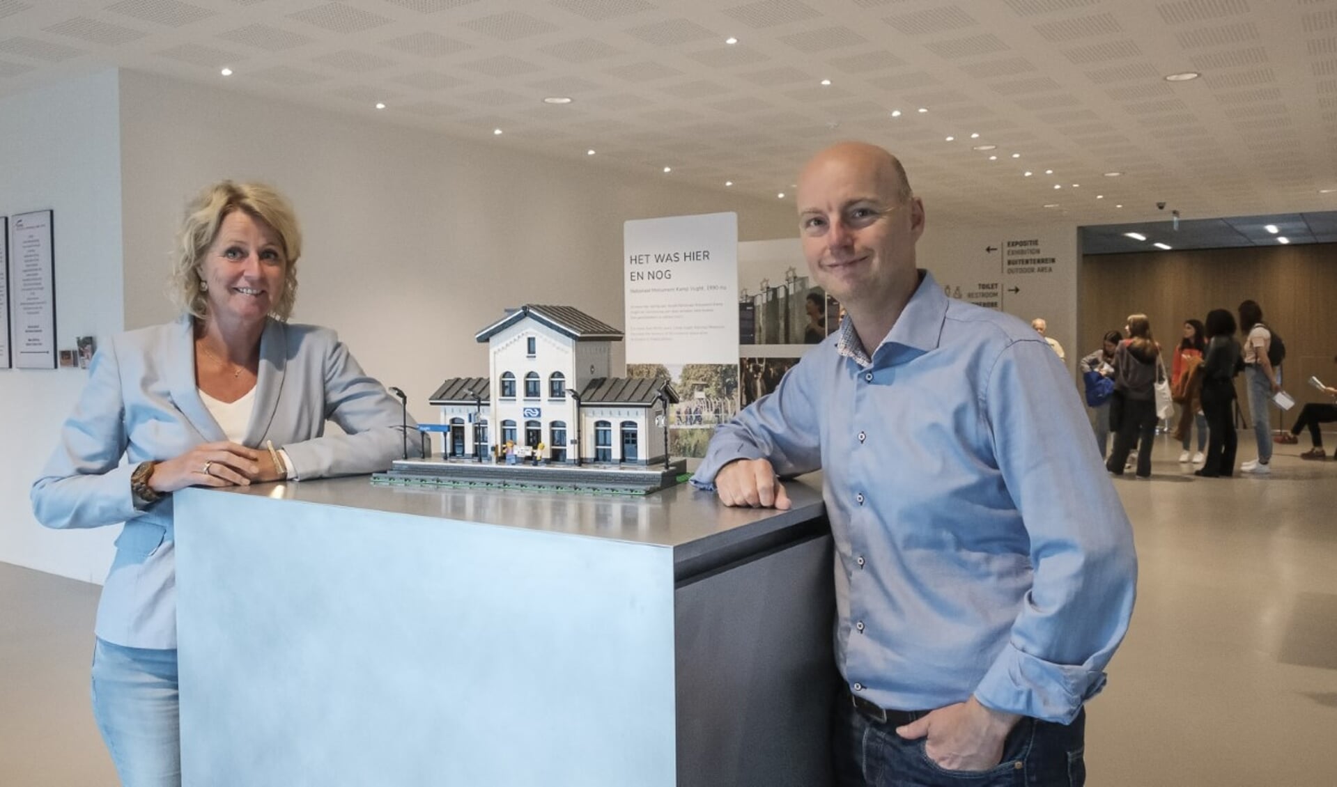 Liesbeth Prijt en Christian van der Velde poseren bij de van Lego-gemaakte replica van het station van Vught. (Foto: Jan van de Ven)