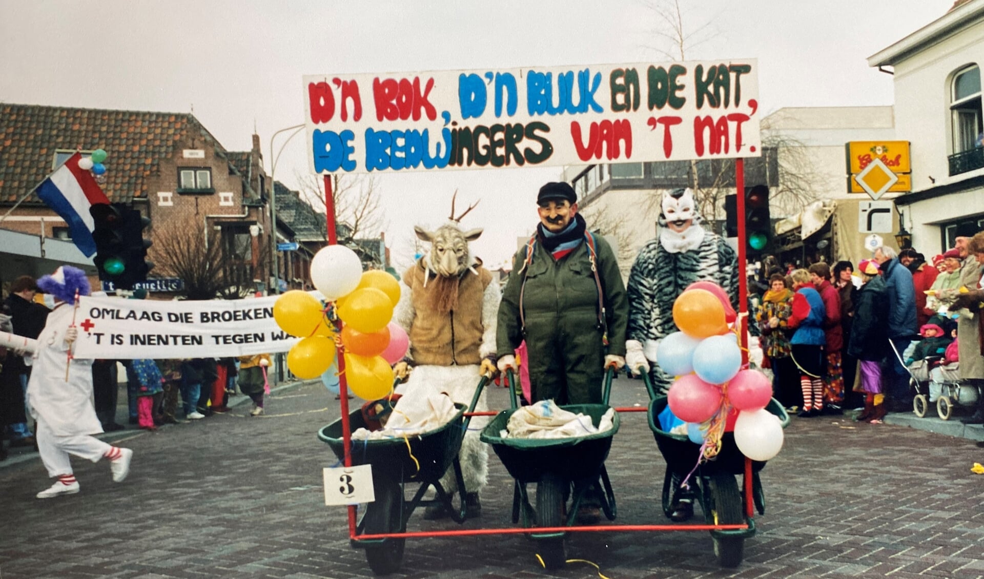 Henk Wevers (midden) met zijn familieleden in de optocht van 1994. 