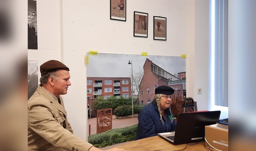 <p>In het Stadsarchief was een ministudio ingericht waar de acteurs live de digitale stadstocht uitvoerden. Foto: Martine Eerelman</p>