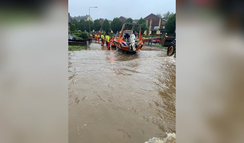 <p>"Onze alarmploeg is vannacht om 1.00 gealarmeerd voor inzet in Zuid-Limburg. Omstreeks 4.00 was men ter plaatste en is vanochtend begonnen met een verkenning in Valkenburg." (Foto: Reddingsbrigade Erica)</p>