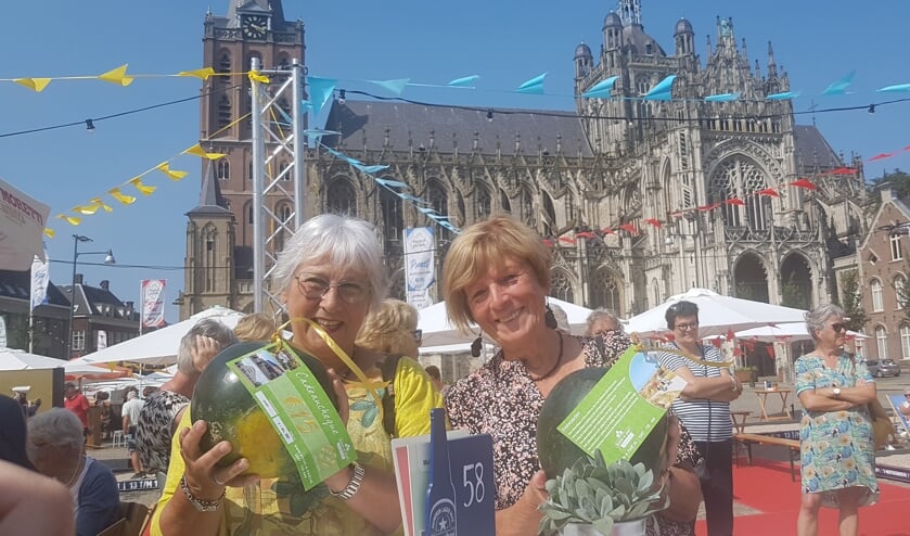 <p>Voor Marjo Feller en Marjo Verburg – de winnaars van de bridgedrive op 20 juli – lag er een watermeloen klaar. (Foto: Henk van Esch)</p>