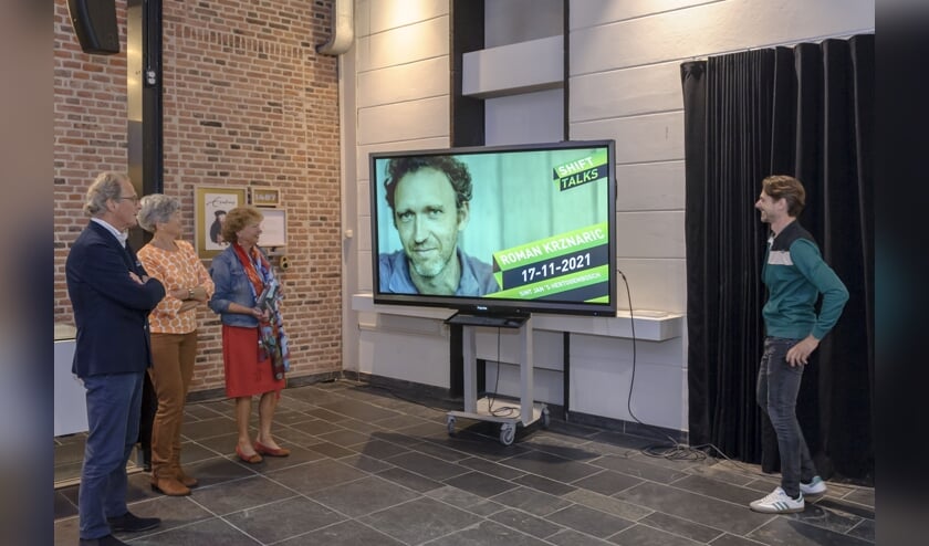 <p>Onlangs vond bij Huis73 de symbolische overdracht plaats van het Erasmusfestival Brabant aan Huis73. Daarbij werd de eerste gast van het nieuwe event Shift Talks gepresenteerd: Roman Krznaric. (Foto: Ben Nienhuis)</p>