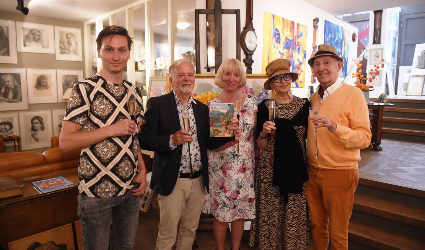 Tomas van den Boom, Piet van den Boom, Kitty Hesen, Dali Rakutyte en Johannes van Rooij tijdens de boekpresentatie. (Foto: Henk van Esch)