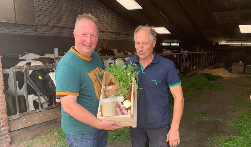 <p>Hans Vermeulen overhandigt de prijs aan Wim Cornelissen uit Oploo.</p>