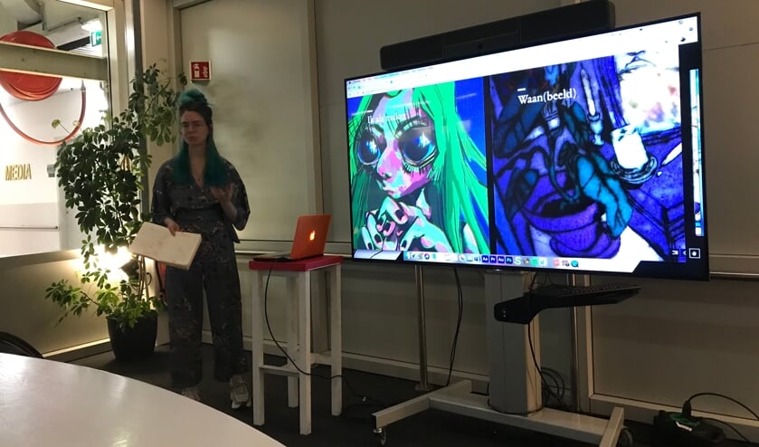 <p>Kunstenaar Mackenzie Fincham tijdens de overtuigende pitch van haar project ‘Waan(beeld)’.</p>