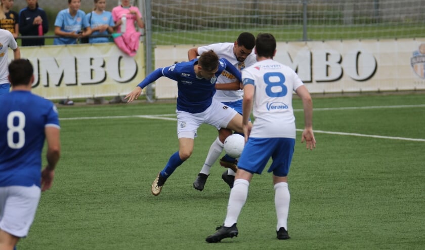 <p>Hurkmans de maker van de 1-1 hier in fel duel</p>