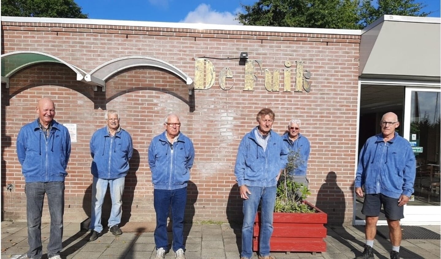 Deze vrijwilligers zorgen ervoor dat het tennispark van TV De Schutskamp er altijd 'spik en span' bij ligt. (Foto: TV Schutskamp)