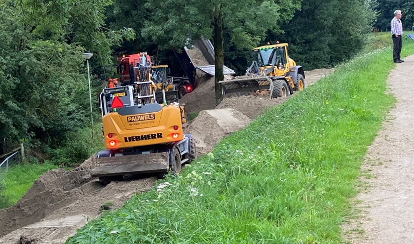 Er werd donderdagavond nog volop gewerkt aan de dijkverzwaring in Gennep.