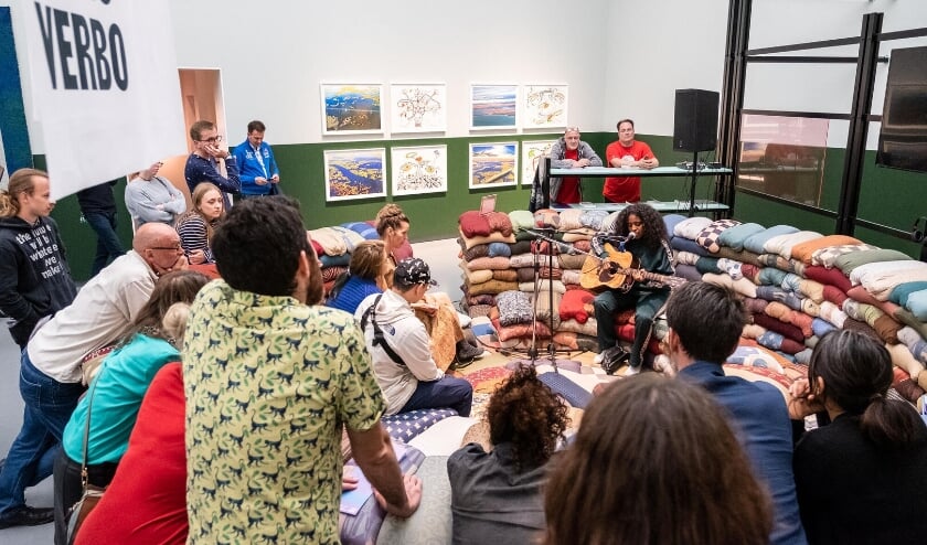 De Provinciale Noord-Brabant stelt een perspectiefbudget van 250.000 euro beschikbaar om makers in de culturele sector te stimuleren aanbod te ontwikkelen. Op de foto een optreden van William van der Voort tijdens Young Art Night in het Van Abbemuseum.