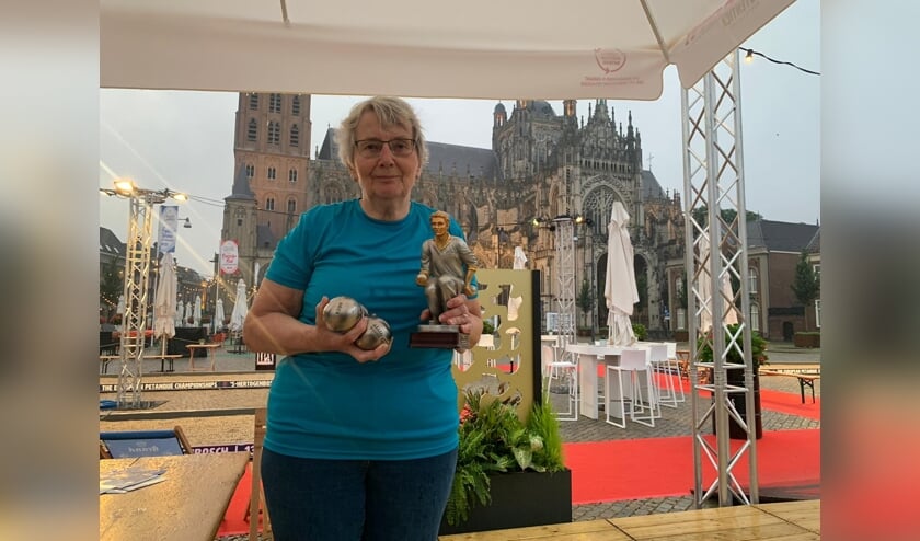 <p>Winnares van de ‘Bossche Boules 2021’ Corrie van Mil-de Looijer van team ‘De Schutskamp’. Zij bleef de nummer twee André Abdoella nipt voor.</p>