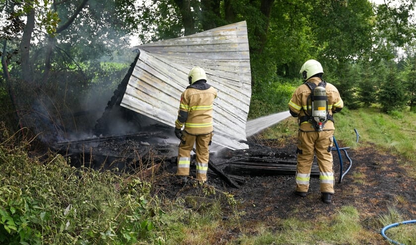 Schuurtje uitgebrand aan Amelsestraat. (Foto: Gabor Heeres, Foto Mallo)
