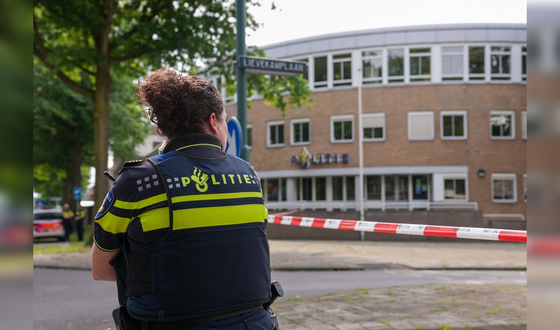 Bommelding bij politiebureau in Oss. (Foto: Gabor Heeres, Foto Mallo)