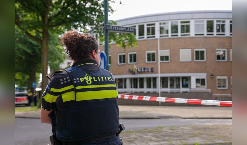 Bommelding bij politiebureau in Oss. (Foto: Gabor Heeres, Foto Mallo)