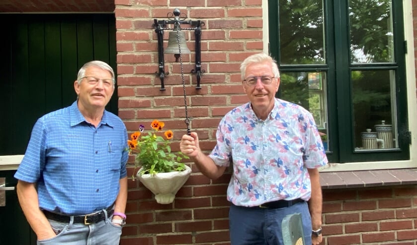 Jan Wagelmans (l) en Jean Claesens vertellen over het markante gebouw Maria Goretti.