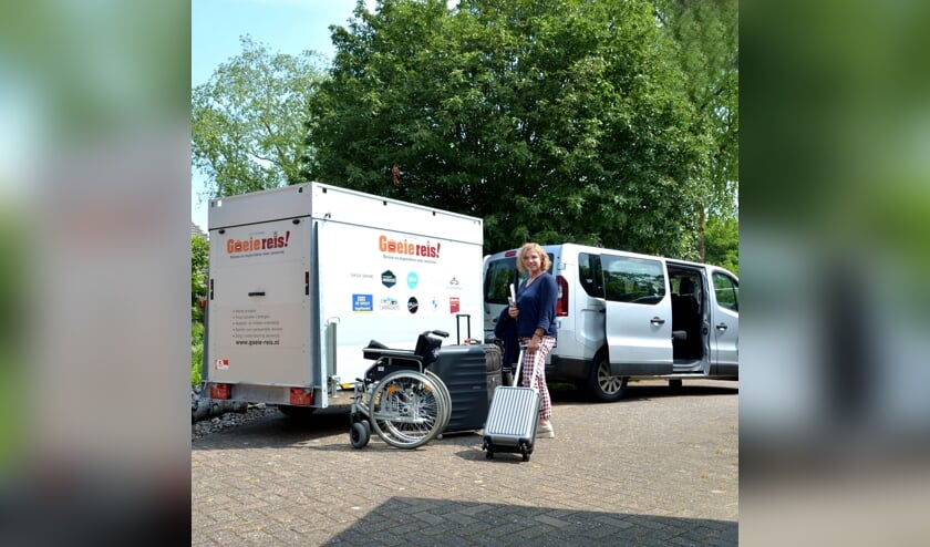<p>Teddy bij de nieuwe bagagewagen van de stichting. (foto: Henk Lunenburg)</p>
