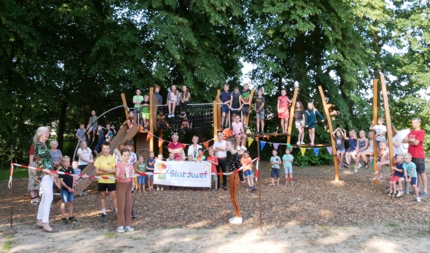 De leerlingenraad knipt het lint door. Het plein is officieel geopend!