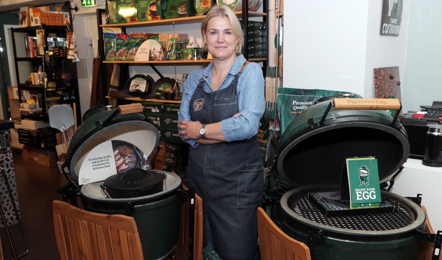 Jacqueline Snellen tussen enkele exemplaren van de Green Egg (foto Hans van der Poel).