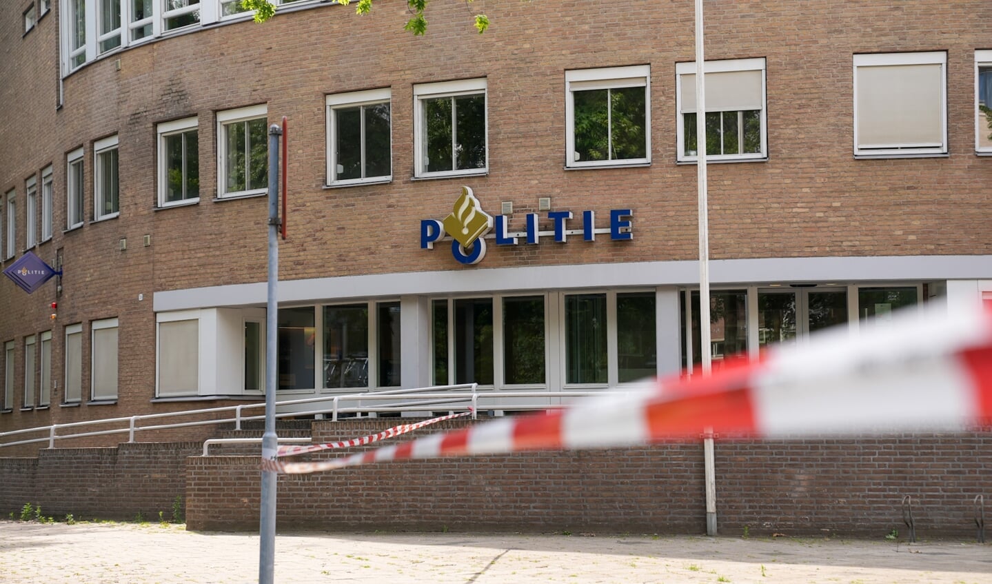 Politiebureau in Oss ontruimd vanwege bommelding. (Foto: Gabor Heeres, Foto Mallo)