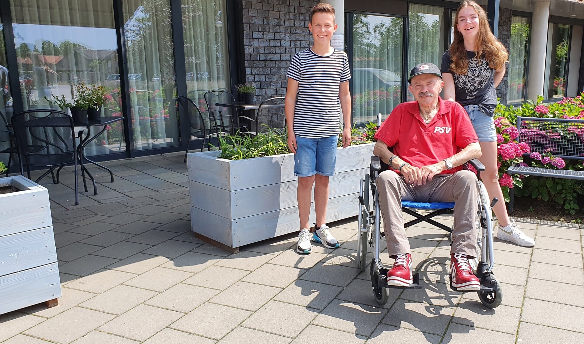 Ryan, Fred en Anne voor een van de nieuwe bloembakken van zorgcentrum Symfonie in Boxmeer