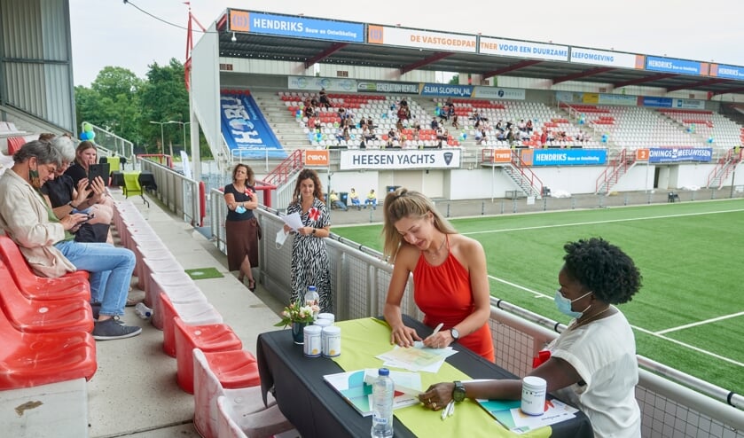 <p>Diplomauitreiking in het Top Oss-stadion in Oss.</p>
