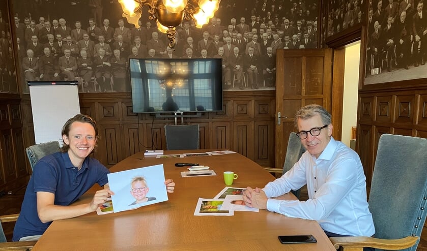 Ties van Dooren (L) en Harry Vermeulen (R) tijdens het juryoverleg.