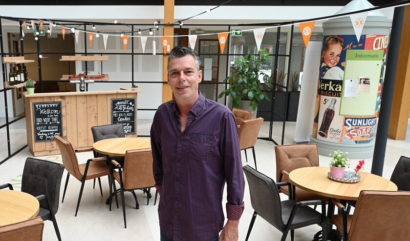 <p>Rob Korthouwer is een van de vrijwilligers die zich aanbiedt als gastheer in de woonkamer.</p>
