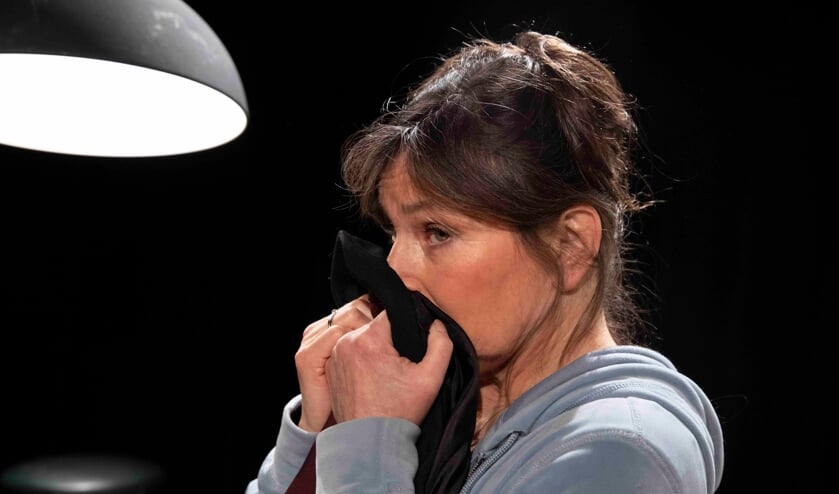<p>Een huwelijk kan meerdere kanten hebben, zo blijkt in de voorstelling ‘De liefde voorbij’ van Debby Petter. Deze is op donderdag 16 september te zien bij PERRON-3 in Rosmalen. (Foto: Bob Bronshoff)</p>