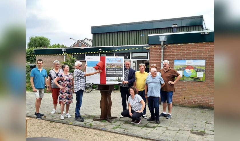 Wethouder Frank den Brok tussen inwoners van Macharen.