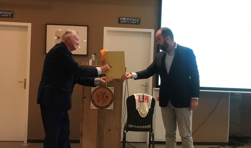 <p>Wethouder Ufuk Kâhya overhandigt symbolisch de Lokale Inclusie Agenda 2021-2025 aan het Gehandicapten Platform 's-Hertogenbosch in de persoon van Jo Gorter.</p>