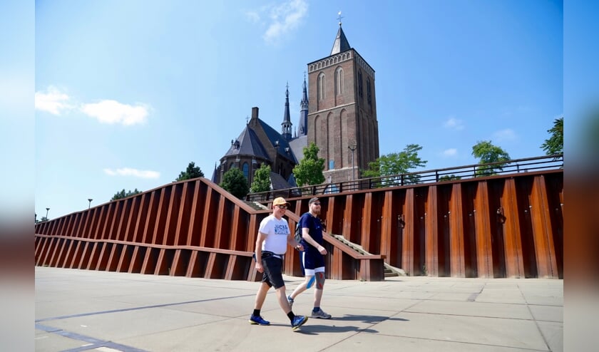 In Cuijk is een handjevol lopers bezig met de Alternatieve Vierdaagse.
