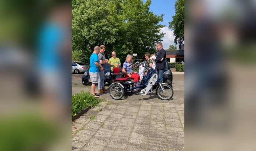 <p>Dave Lusthof, Thijs, Thomas, Twan, Sylvia en Monique onthulden de duofiets.</p>