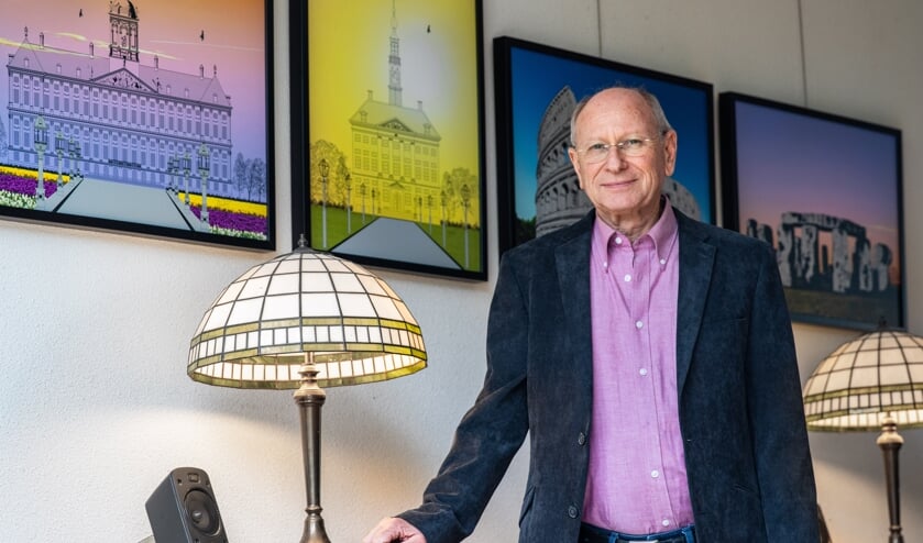 <p>Eric Swart bij enkele van zijn werken: “In de loop der tijd is een geweldige digitale collectie ontstaan.” (Foto: Ruben Swart)</p>