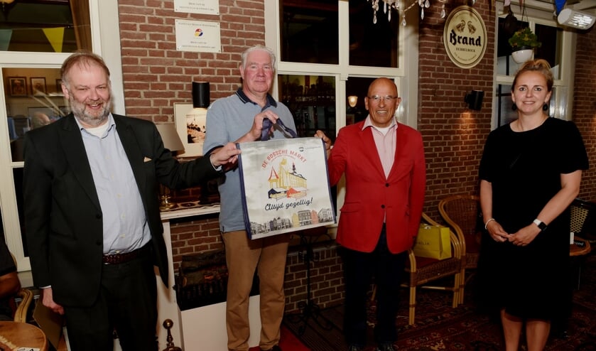 <p>Op 3 juli werden de eerste honderd Bossche Markttassen overhandigd. Op de foto van links naar rechts wethouder Jan Hoskam, John Verzantvoort, Lodie Hofland en Manon van der Ven.</p>