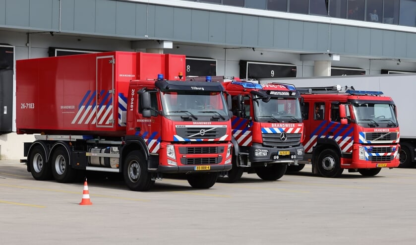 Brandweer opgeroepen vanwege zwaar beladen pallet op hoogte bij Movianto. (Foto: Charles Mallo, Foto Mallo)