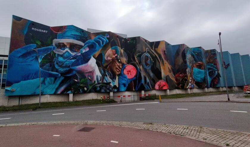 <p>De levensgrote muurschildering op de wand van Organon.</p>