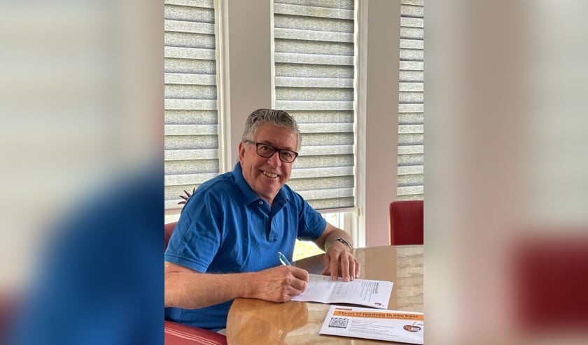 <p>Ton van Summeren ondertekent een modelovereenkomst voor structurele donatie.</p>