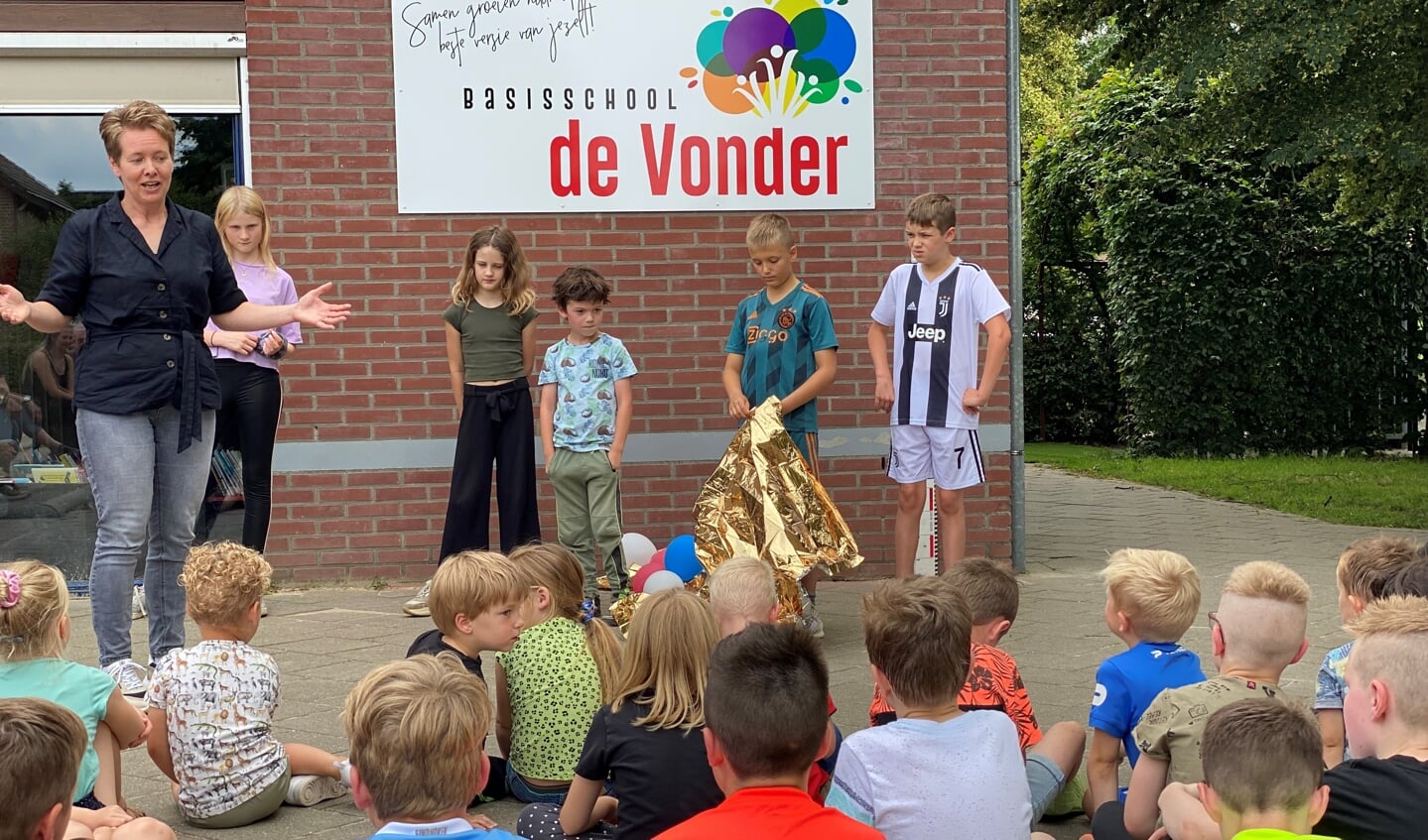 Schooldirecteur Marcella van Wanroij (links) licht het nieuwe logo van De Vonder toe.