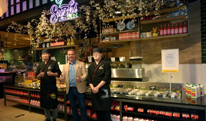 <p>Roland de Laak tussen de twee sushi masters in. (foto: Henk Lunenburg)</p>